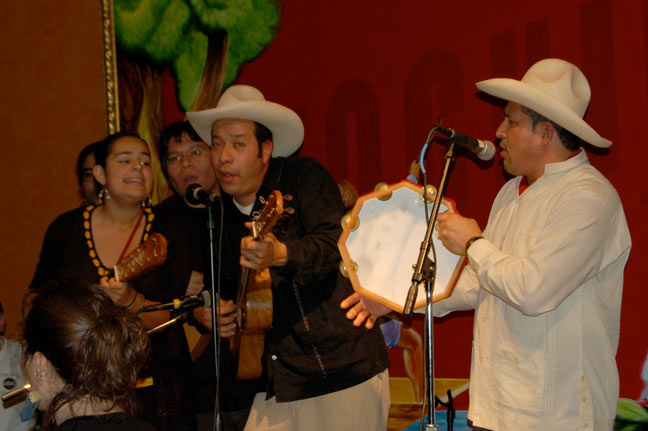  Emotivo concierto para celebrar los 20 años del grupo jarocho “Son de Madera”