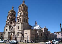  Restauran fachada estilo barroco y laterales de estilo churrigueresco de la Catedral de Durango