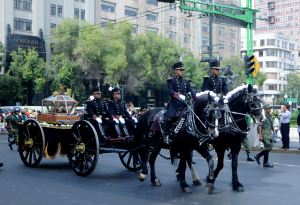  Miles de personas aclaman los restos de los héroes de la patria, durante su recorrido rumbo a Palacio Nacional