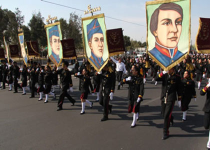  Desfilan cadetes del Heroico Colegio Militar y miles de estudiantes en el 149 Aniversario de la Batalla de Puebla