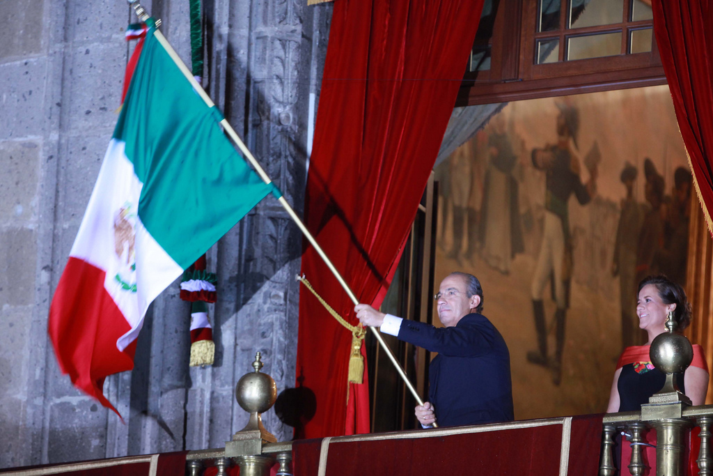  El Presidente de México da el tradicional “Grito” para conmemorar el CCI aniversario de nuestra gesta heroica