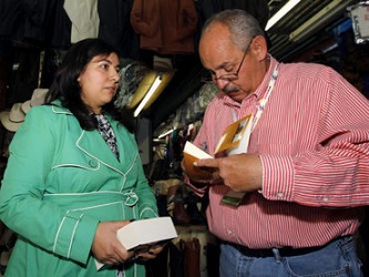  Entre chascarrillos y bromas, Paco Ignacio Taibo II y Benito Taibo invitan a leer a los comerciantes del Mercado de San Juan de Dios