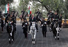  El presidente Felipe Calderón entrega reconocimientos a militares para agradecer su entrega y lucha contra el crimen