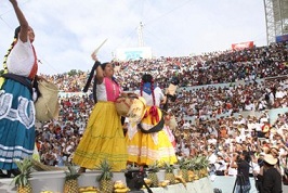  Inicia la Guelaguetza ante más de 10 mil asistentes que apreciaron su música y la belleza y colorido de sus trajes tradicionales
